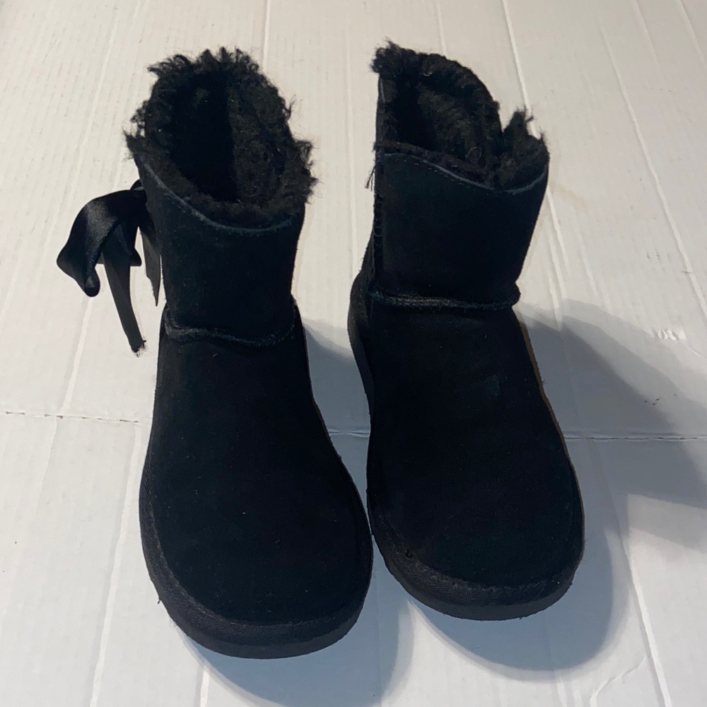 Bearpaw black suede faux fur lined ankle boots with black ribbon bows size 5